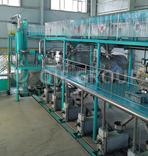 ورشة عمل لعصر زيت الكانولا باستخدام مكبس زيت حلزوني وجهاز طهي بالبخار.