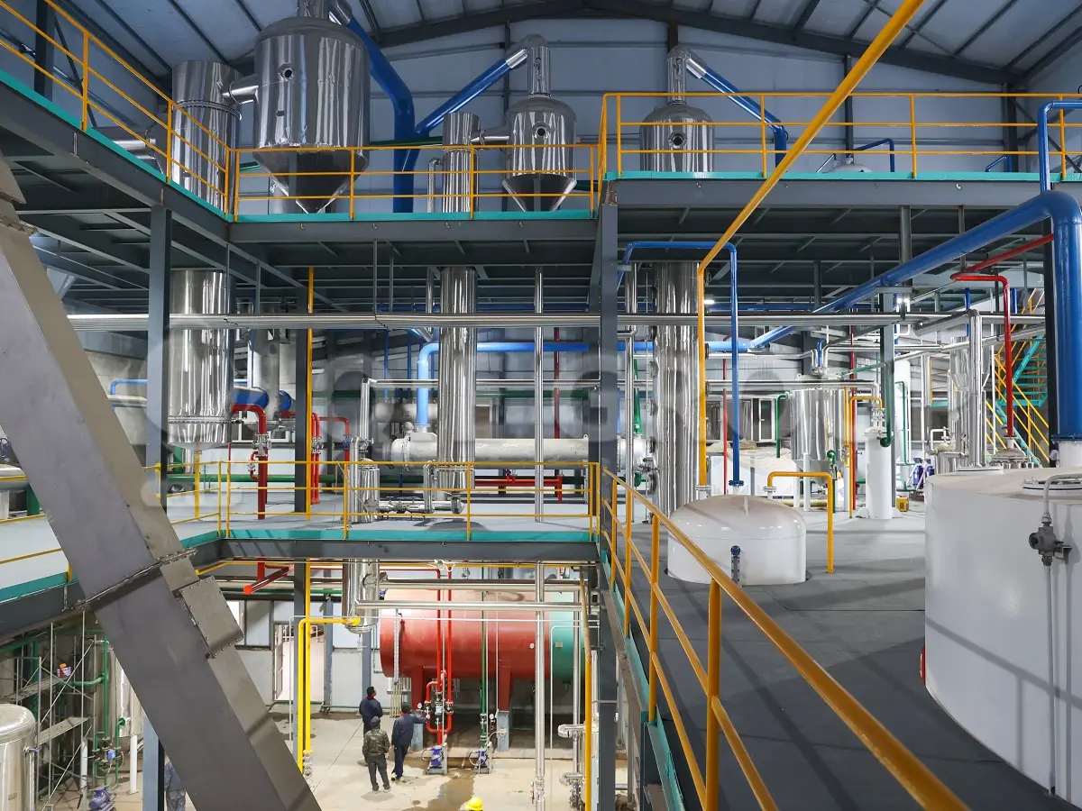 مجموعة كاملة من الآلات داخل ورشة إنتاج الزيوت الصالحة للأكل