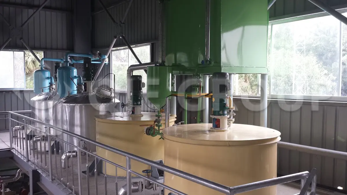 ورشة عمل لتكرير الزيوت الصالحة للأكل مزودة بوحدات إزالة الصمغ وإزالة الحموضة والتبييض وإزالة الروائح الكريهة.