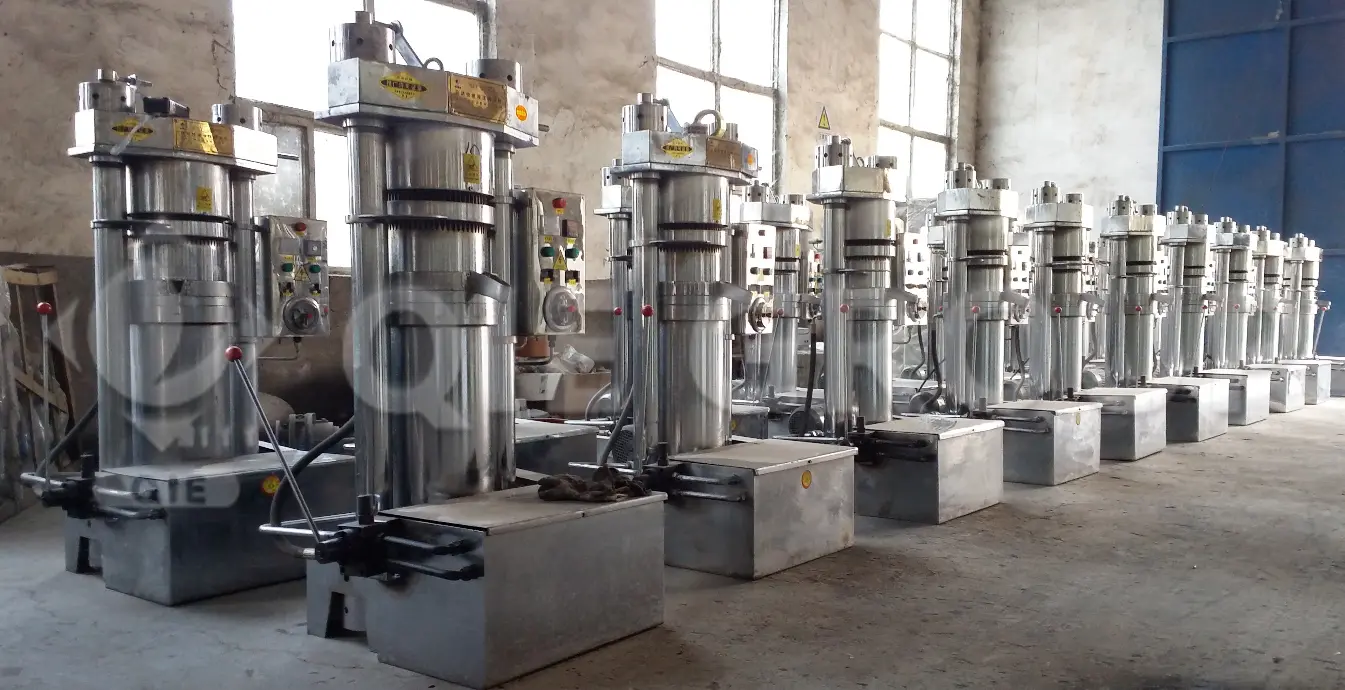 مكبس هيدروليكي عالي الضغط للسمسم يستخدم لعصر بذور السمسم على البارد لإنتاج زيت سمسم عالي الجودة.