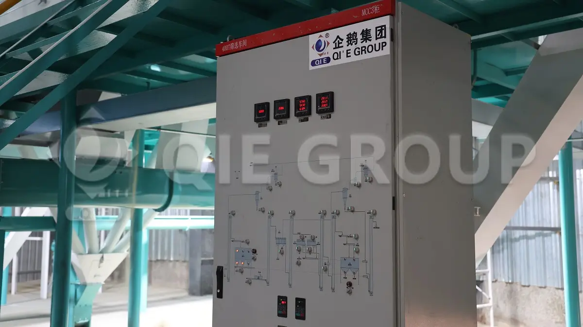 مصنع زيوت الطعام الذكي التابع لمجموعة QIE مزود بأنظمة مراقبة وتحكم آلية لتحسين جودة الزيت وكفاءة الإنتاج.