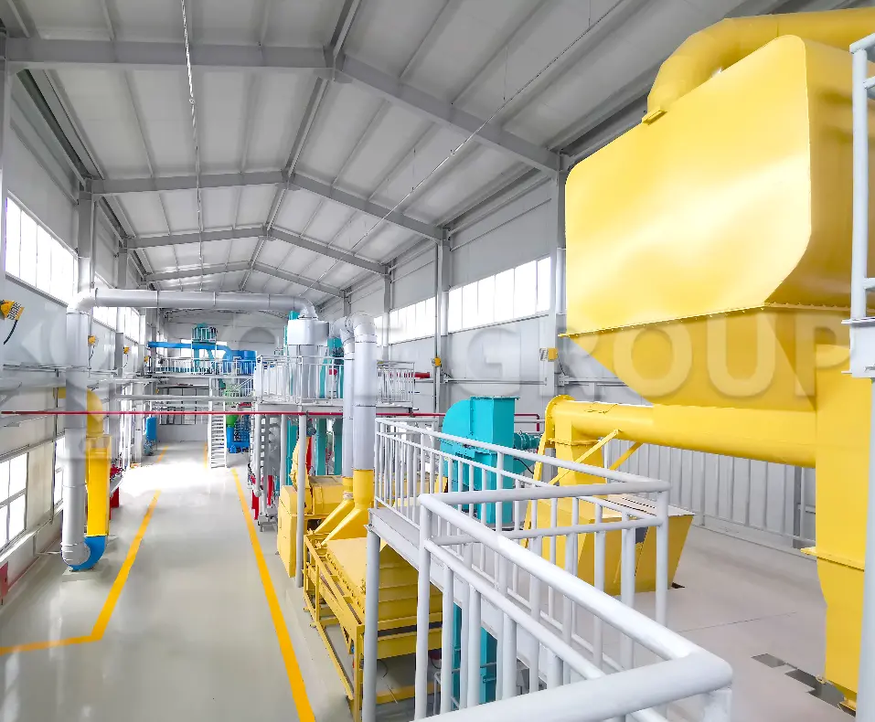 مصنع معصرة الزيوت يظهر فيه آلات المعالجة الرئيسية في ورشة العمل.