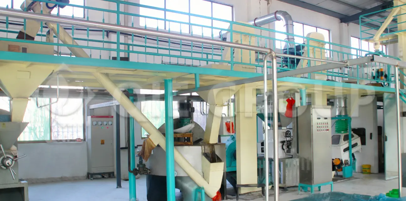 ورشة عمل لمعالجة الزيوت الصالحة للأكل مسبقًا، مزودة بمعدات التنظيف والتكسير والتكييف.