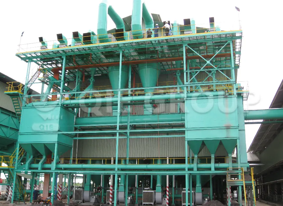 ورشة عمل لمعالجة زيت النخيل مزودة بجهاز تعقيم ومكبس ومعدات تكرير.