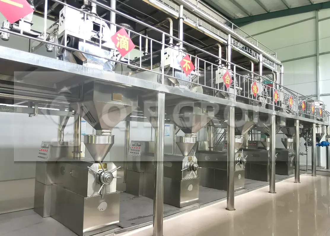 معدات عصر بذور الفول السوداني تعمل في ورشة لإنتاج الزيوت الصالحة للأكل.