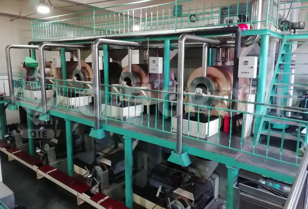 ورشة عصر زيت الفول السوداني مزودة بخط إنتاج متكامل ونظام مكبس لولبي.