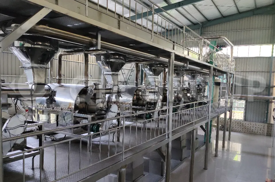 تشغيل خط عصر زيت الفول السوداني في الموقع داخل ورشة إنتاج الزيوت الصالحة للأكل في المصنع.