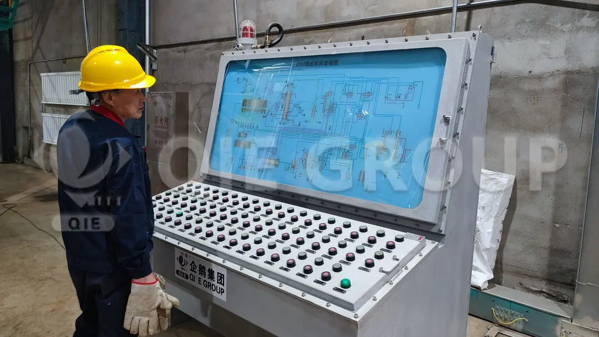 يقوم نظام الأتمتة التابع لمجموعة QIE بالتحكم في خط إنتاج زيت الطعام بالكامل لضمان معالجة الزيت بكفاءة وأمان وبإنتاجية عالية.