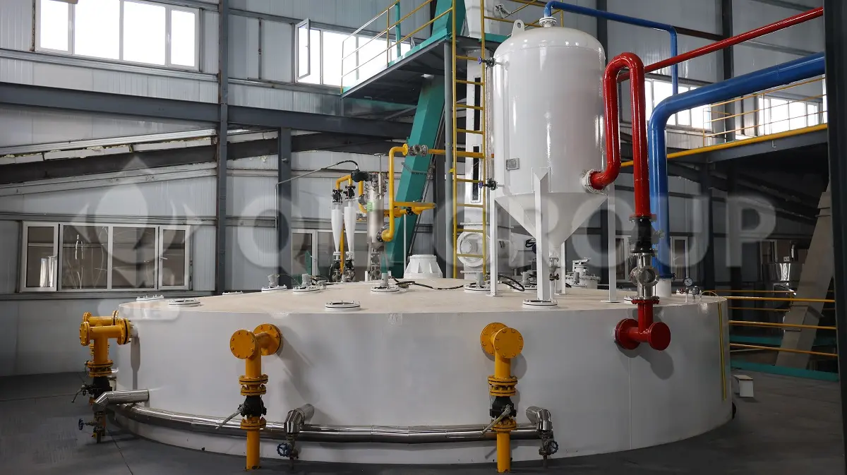 تُستخدم مستخلصات المذيبات الدوارة لاستخلاص المذيبات بشكل مستمر من المحاصيل الزيتية، مما يمكن أن يزيد من إنتاج الزيت ويقلل من الزيت المتبقي في العلف.