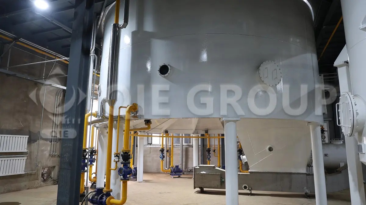 جهاز استخلاص من نوع روتوسيل مركب في ورشة لاستخلاص الزيوت الصالحة للأكل، ويستخدم لاستخلاص الزيوت من البذور الزيتية على نطاق واسع باستخدام المذيبات.