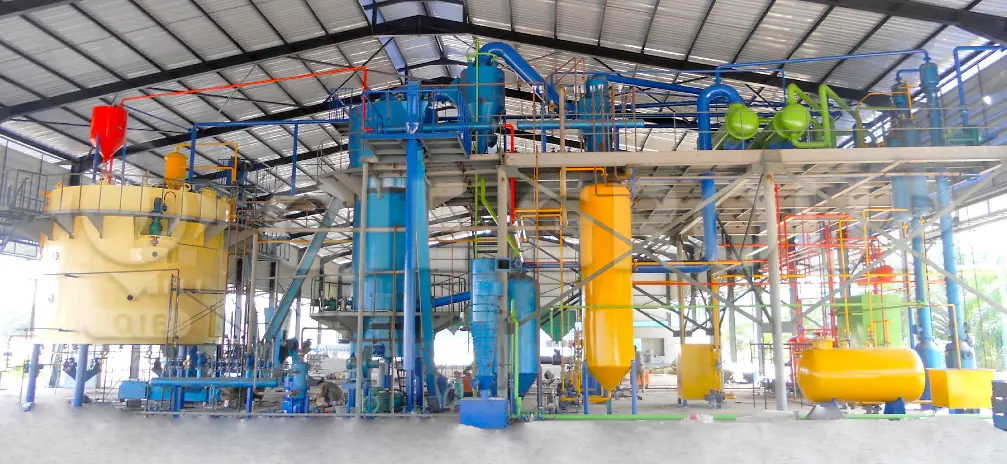 جهاز استخلاص من نوع روتوسيل مركب في ورشة استخلاص الزيوت الصالحة للأكل كجزء من نظام استخلاص كامل باستخدام المذيبات.