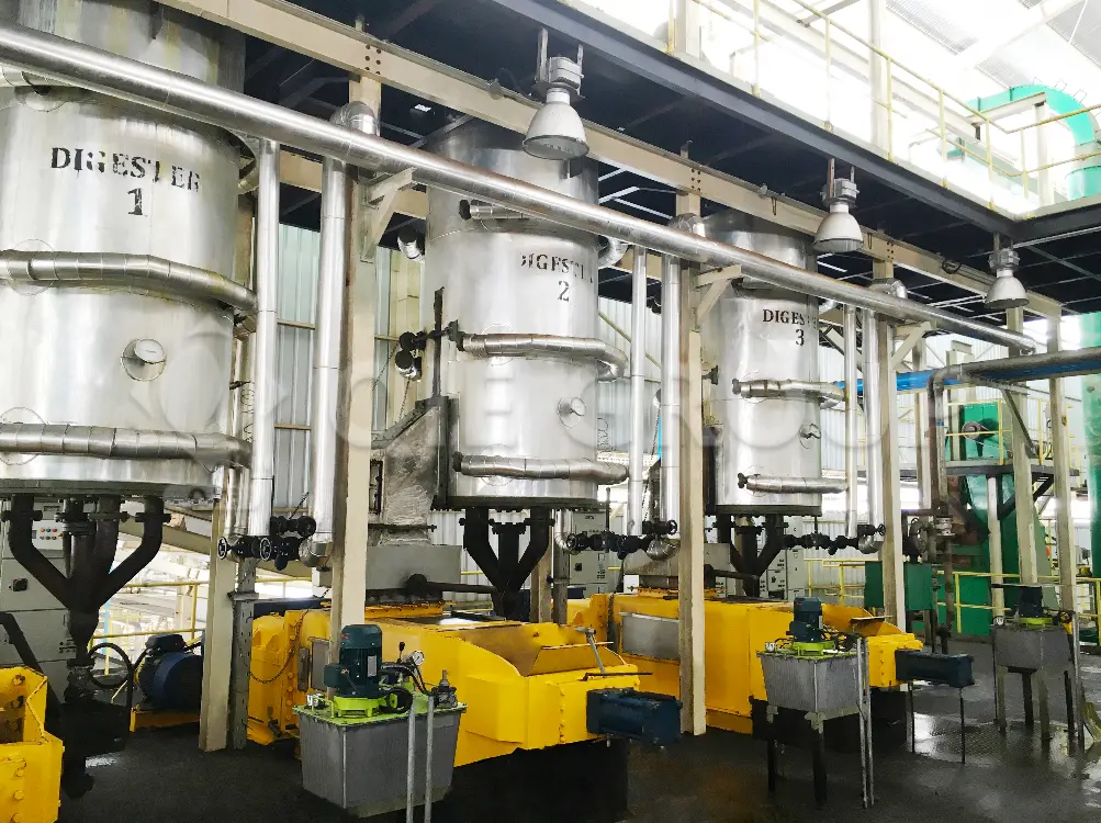 آلة ضغط لولبية لزيت النخيل تستخدم لاستخراج زيت النخيل الخام من الثمار المسحوقة.