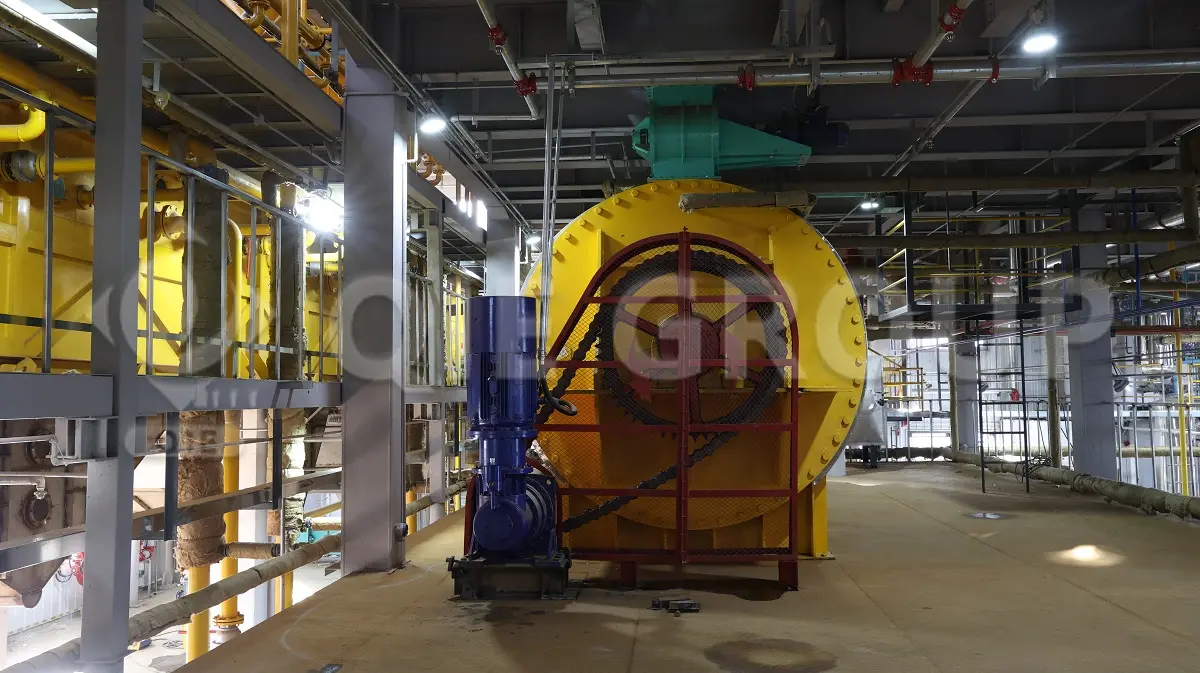 تتضمن ورشة عمل مصنع استخلاص زيت فول الصويا أجهزة الاستخلاص وأبراج التقطير ووحدات استعادة المذيبات.