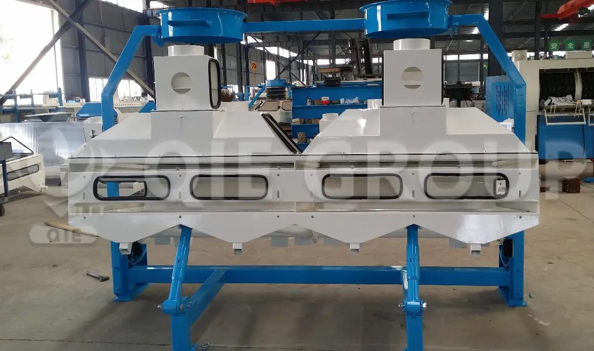 آلة إزالة الشوائب من لب جوز الهند لإزالة القشور والحجارة قبل استخلاص الزيت.