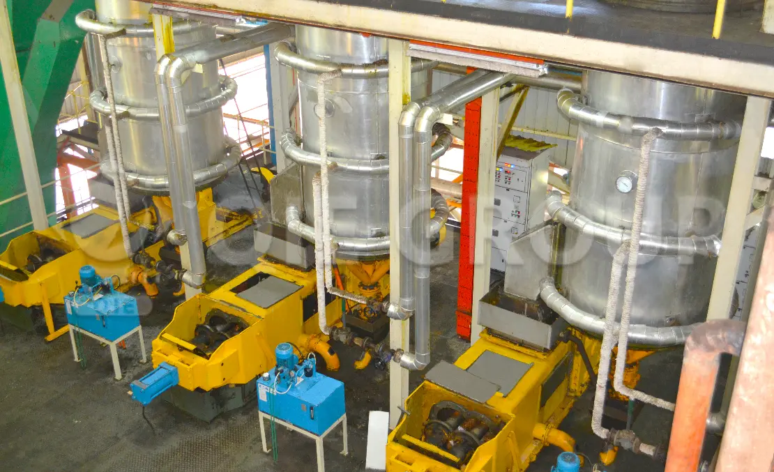 آلة عصر زيت ثمار النخيل ذات اللولب المزدوج أثناء التشغيل.