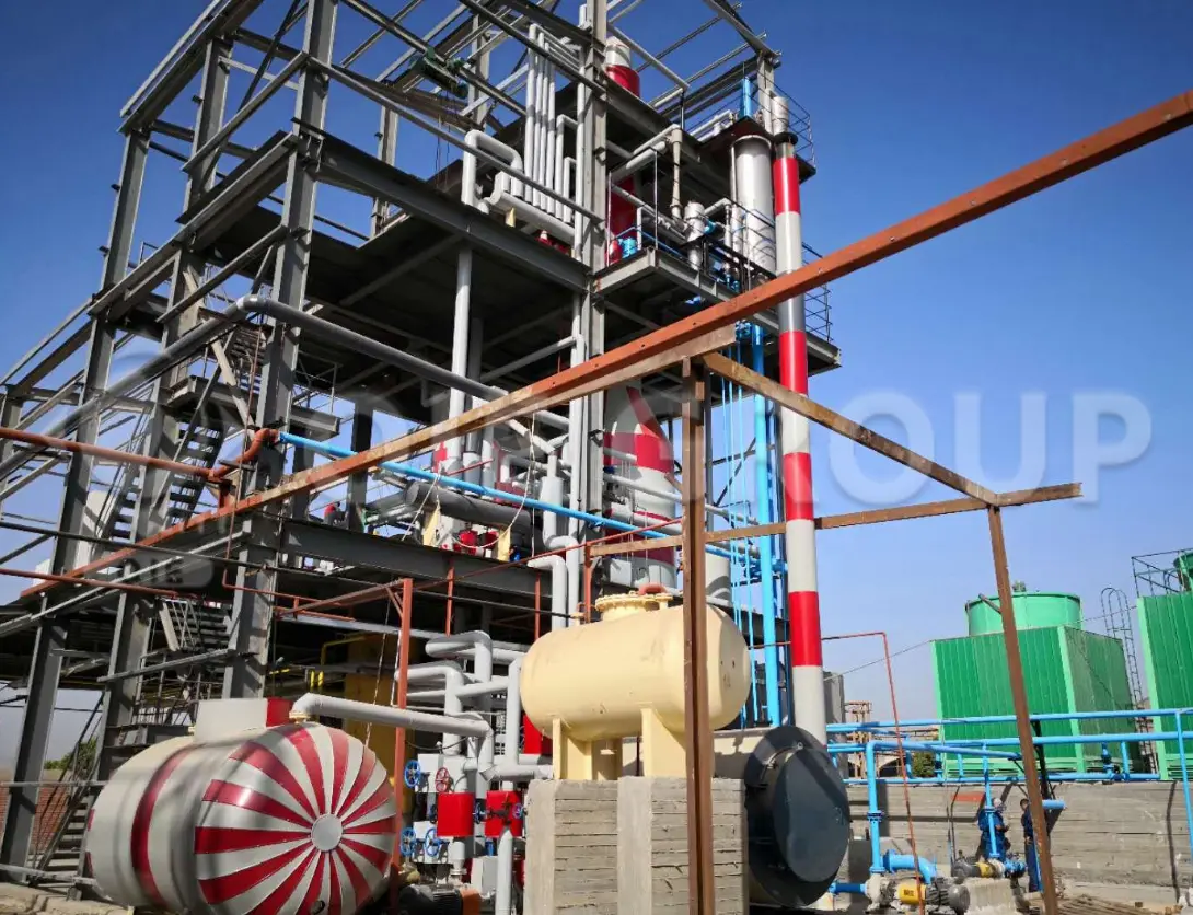 ورشة عمل لتكرير الزيوت الصالحة للأكل تشمل عمليات إزالة الصمغ، وإزالة الحموضة، وإزالة اللون، وإزالة الروائح الكريهة لإنتاج زيت صالح للأكل عالي الجودة.