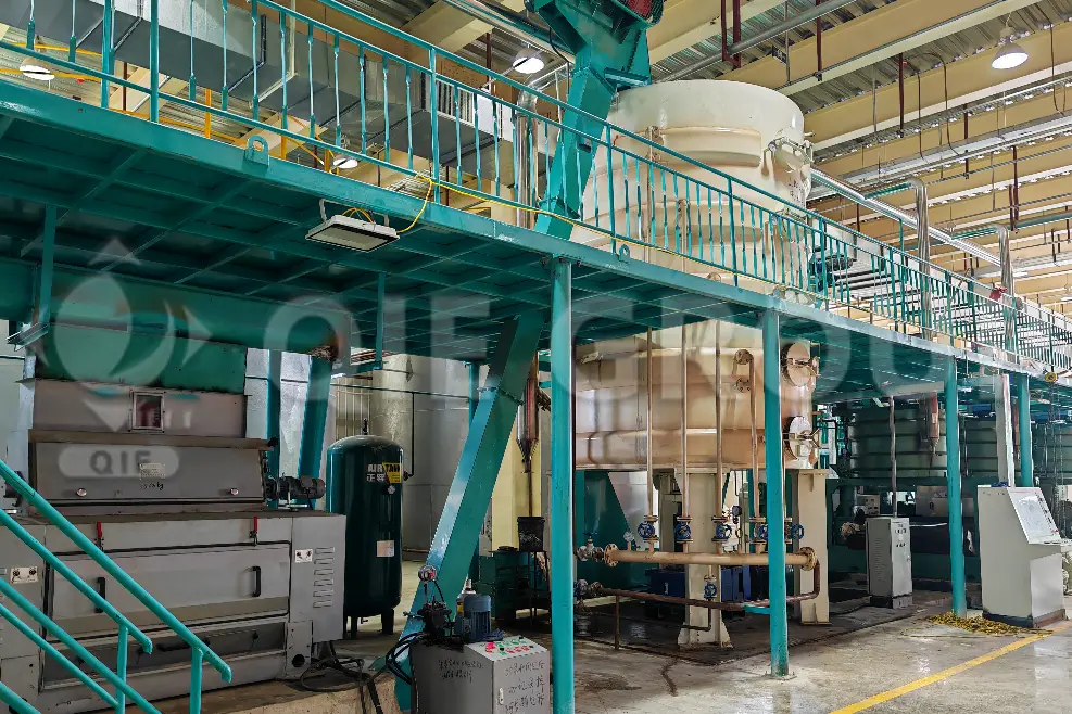 ورشة عمل لمعالجة بذور الكتان مسبقًا وعصرها لضمان التكييف المتحكم فيه واستخلاص الزيت بكفاءة.