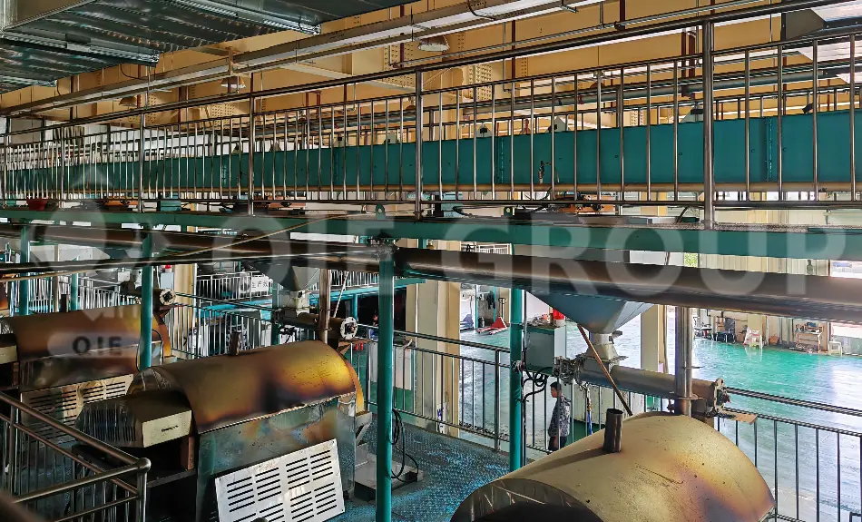 ورشة عمل حول معالجة زيت بذور الكتان تشمل مراحل المعالجة الأولية والعصر والمعالجة الأولية للزيت.