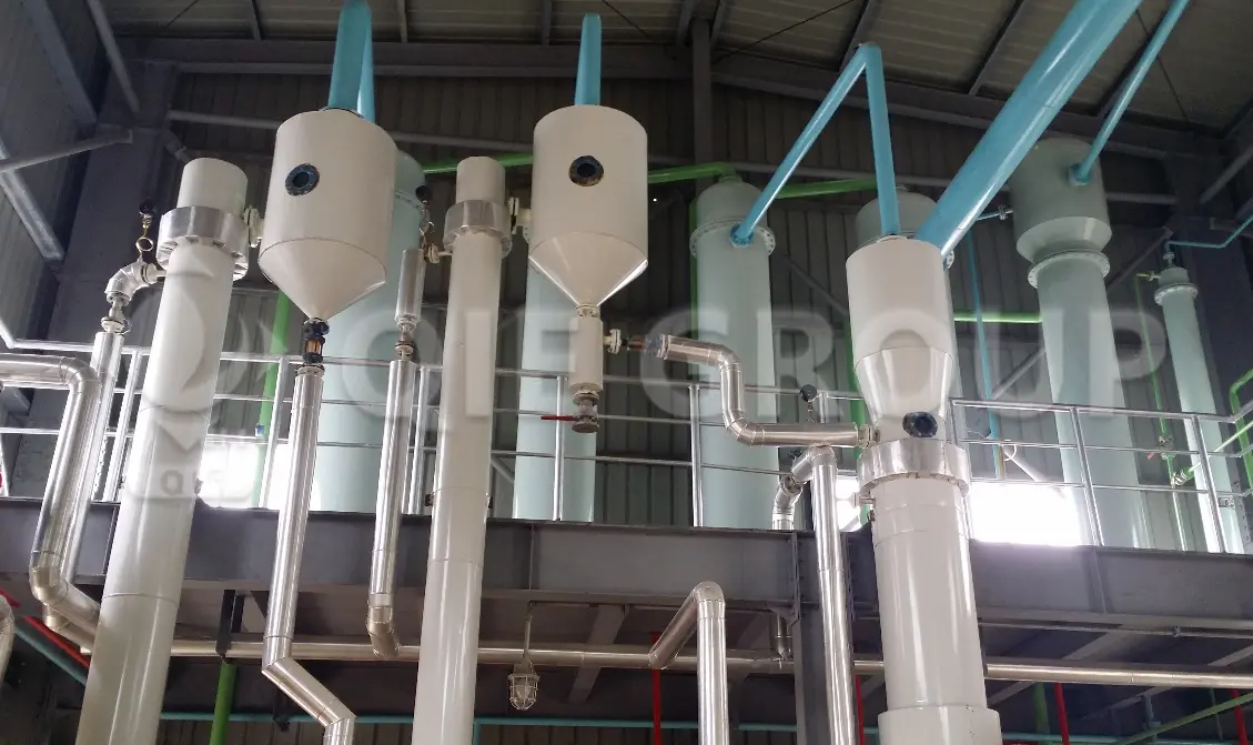 منظر كامل لورشة تكرير الزيوت الصالحة للأكل.