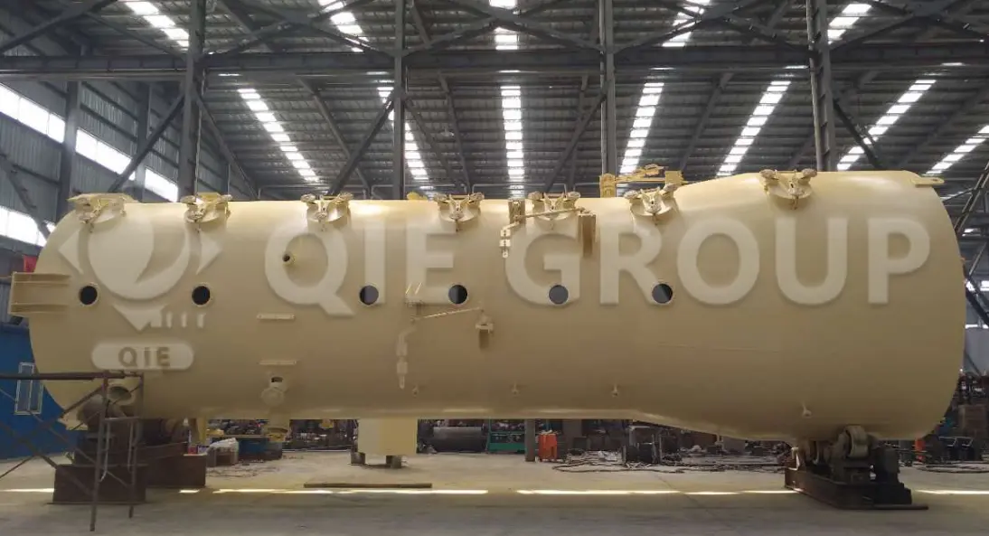 يتم استخدام جهاز إزالة المذيبات لتسخين الزيت وإزالة المذيبات منه بعد عملية الترشيح، مما يضمن سلامة الزيت واستعادة المذيب.