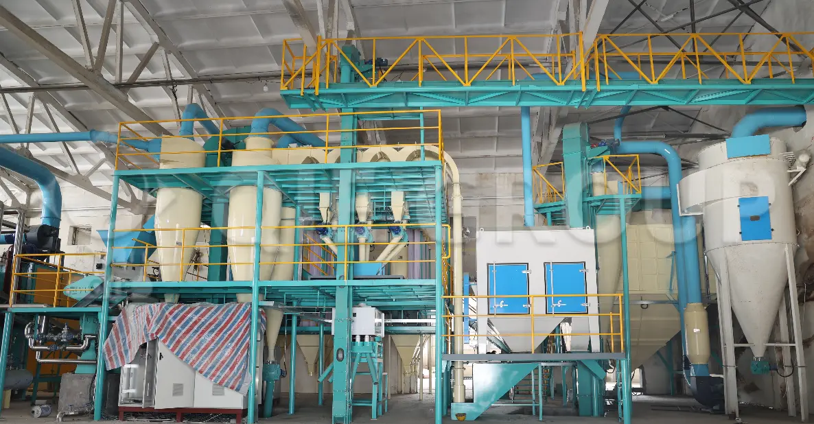 ورشة عمل معالجة نخالة الأرز الأولية، والتي تشمل أنظمة التنظيف والبثق والتكييف.