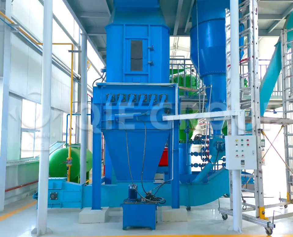 ورشة معالجة بذور القطن مجهزة للتنظيف والتقشير والتكييف قبل استخلاص الزيت.