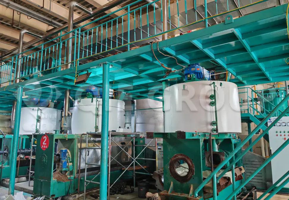 ورشة عمل لعصر الزيوت الصالحة للأكل مزودة بخط استخلاص زيت صناعي لإنتاج الزيوت الصالحة للأكل تجارياً.