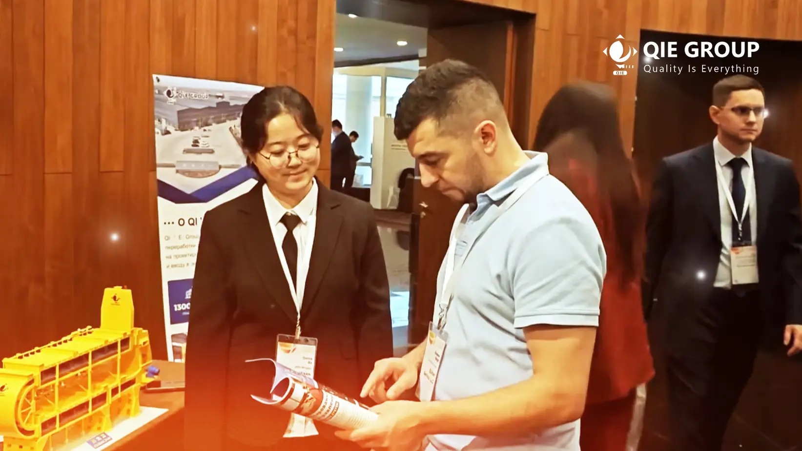 عملاء يزورون جناح مجموعة QIE في المعرض التجاري