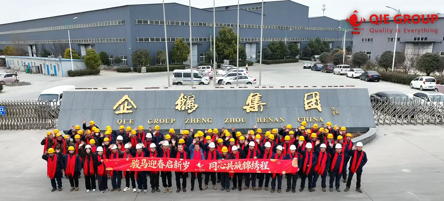 فريق الإنتاج التابع لمجموعة QIE في مصنع معالجة الزيوت الصالحة للأكل