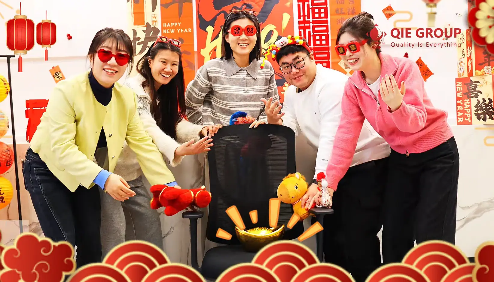 موظفو مجموعة QIE يتبادلون التهاني بالعام الجديد خلال احتفالات العيد