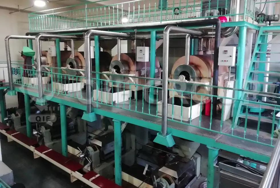 آلة عصر زيت السمسم الحلزونية مصممة للعصر المستمر مع إنتاجية زيت ثابتة.