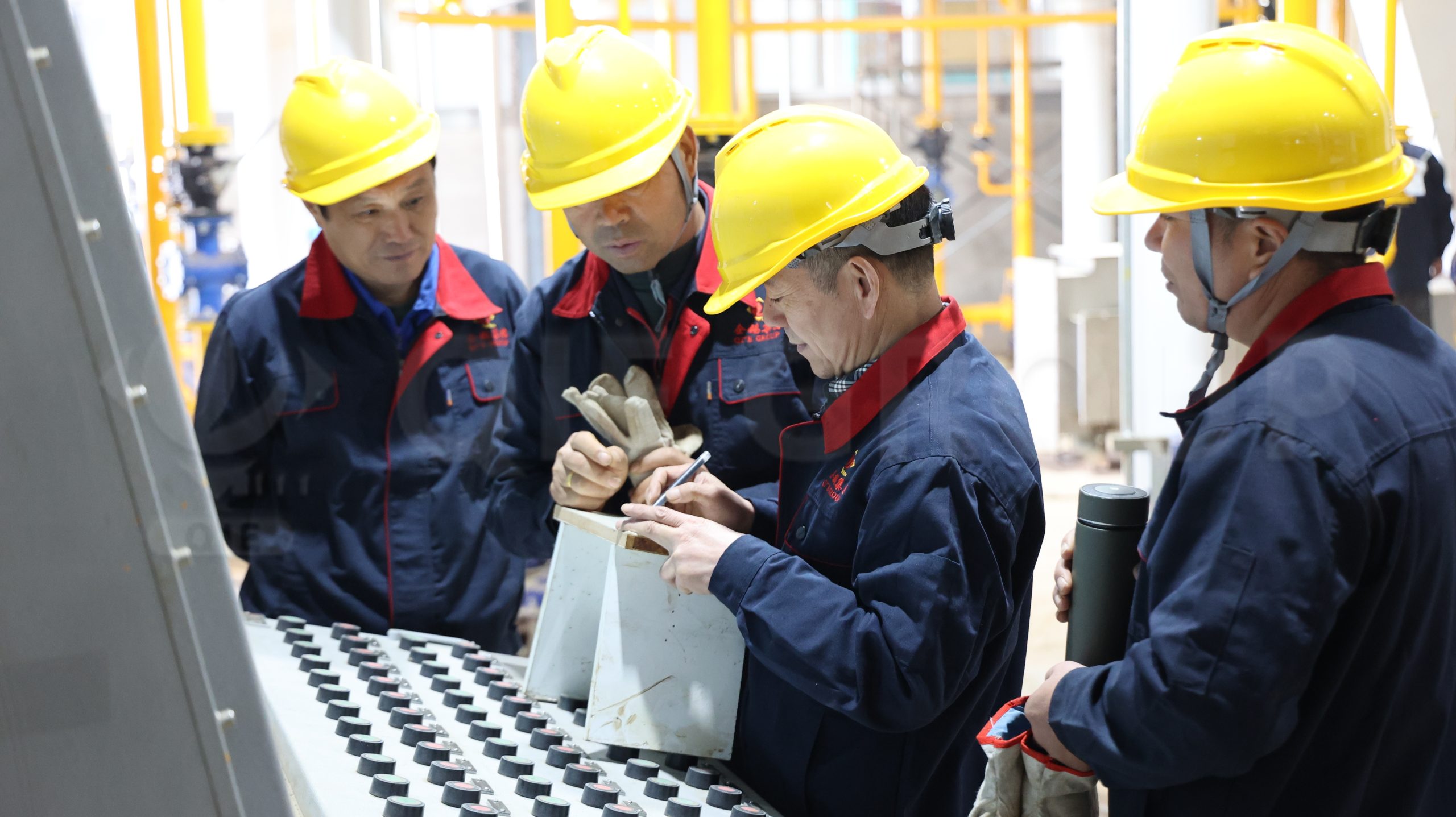 فريق من خبراء معالجة الزيوت الصالحة للأكل يقدم حلولاً متكاملة تشمل الهندسة والإنتاج ودعم التشغيل