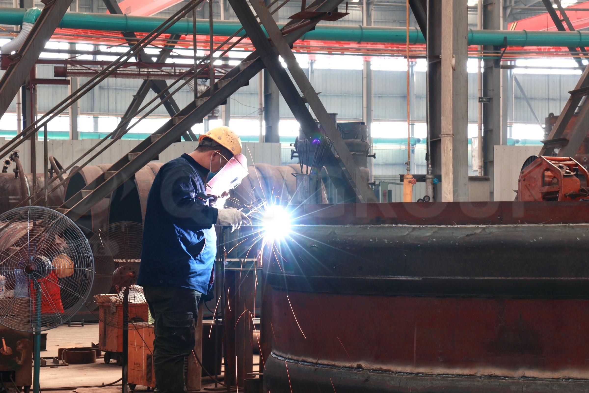 فريق مشاريع عالمي لمعالجة الزيوت، يقدم خدمات فنية على مدار الساعة وخبرة دولية في مجال التركيب