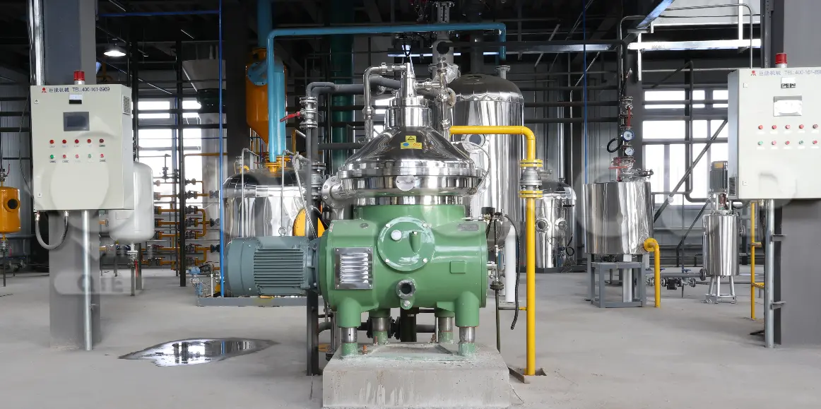 فاصل طرد مركزي صناعي لزيوت الطعام، يُستخدم لتنقية الزيت الخام في مصنع لمعالجة الزيوت.