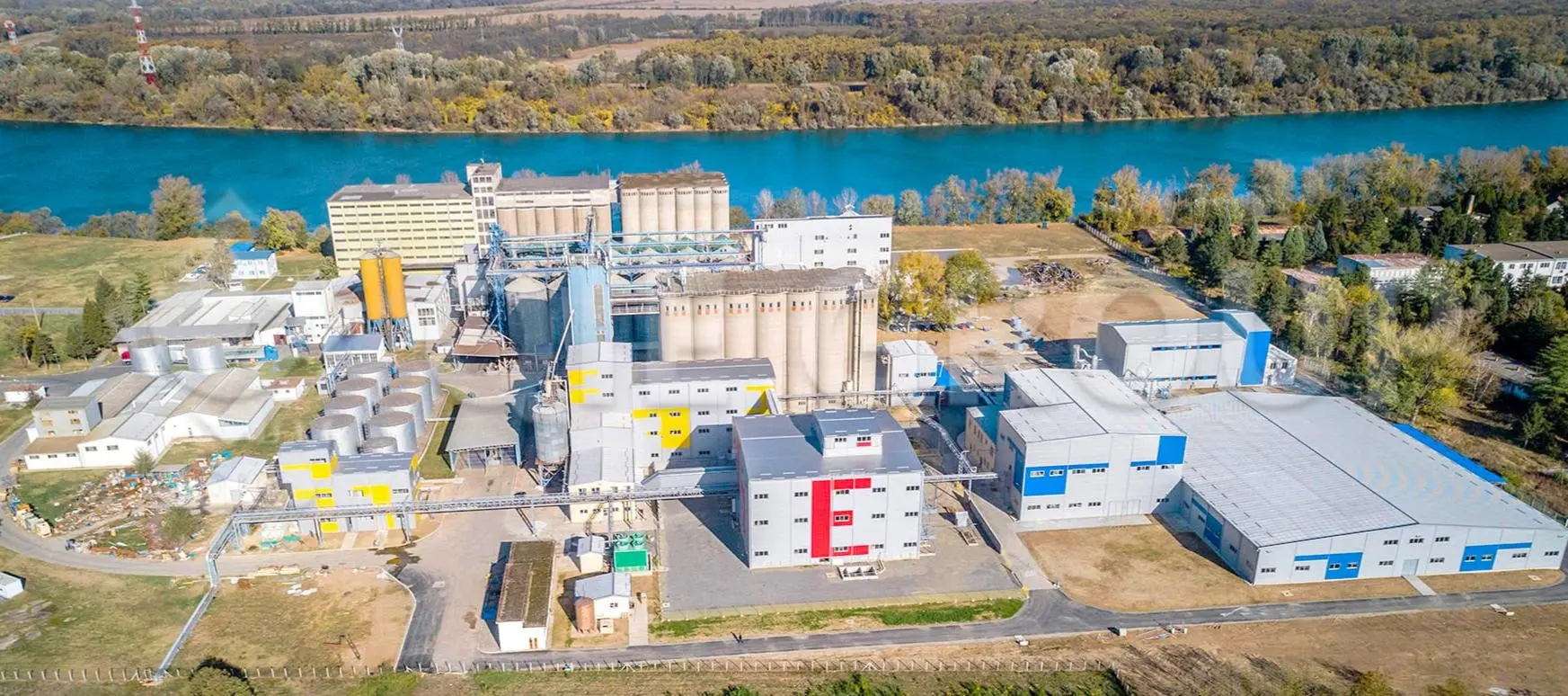 نظرة عامة على مصنع معالجة الزيوت الصالحة للأكل، بما في ذلك أقسام المعالجة المسبقة والاستخلاص والتكرير في مشروع هندسي وتوريد وإنشاء.