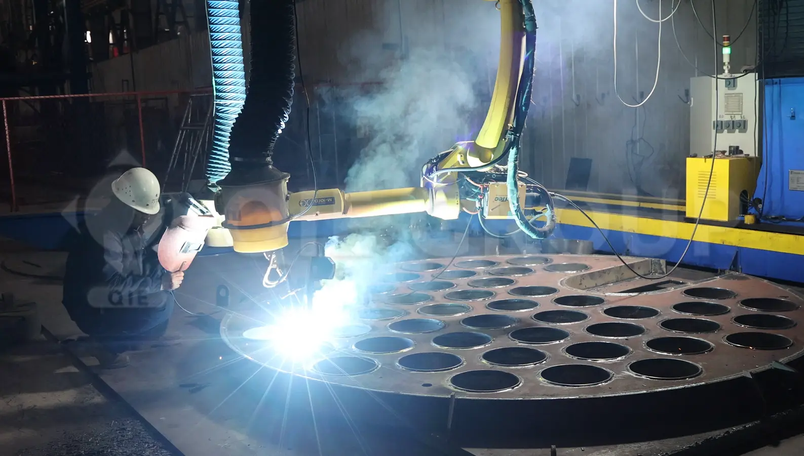 عملية تصنيع دقيقة باستخدام تقنية CNC لقطع غيار آلات الزيوت الصناعية